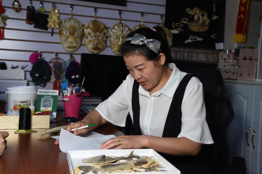 市级赫哲族鱼皮画技艺代表性传承人、饶河县巾帼创业带头人刘志红