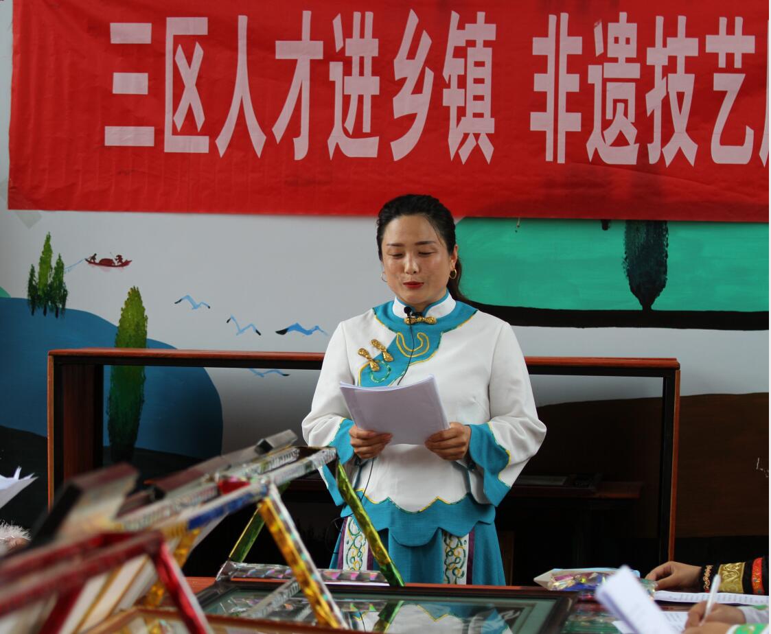 市级伊玛堪传承人卢艳华