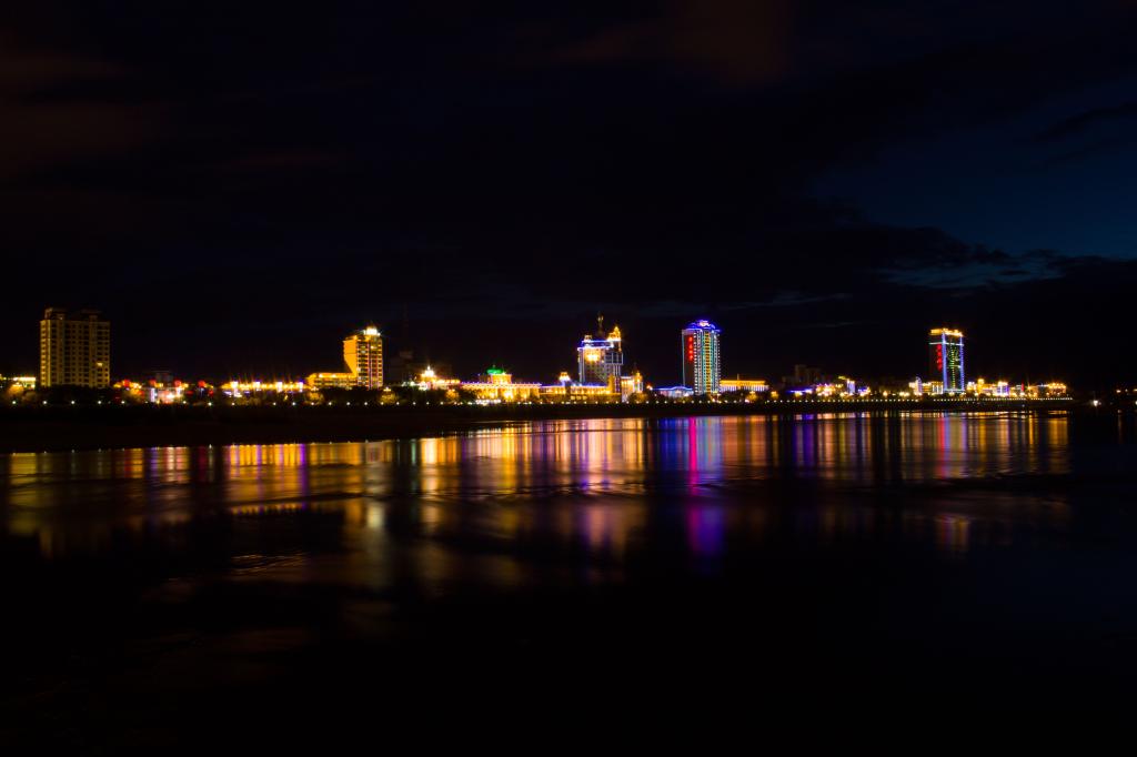 2013级广播电视编导4班《夜景》 赵锐
